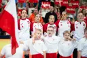 Drużyna Polski podczas mistrzostw Europy w piłce ręcznej kobiet. Kibice z transparentami "Polska" dopingują zawodniczki.