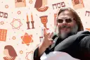 Jack Black z gestem "rock on" na tle symboli żydowskich. Czy Jack Black ma polskie korzenie?