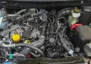 Silnik 1.3 tce z widocznymi przewodami, turbosprężarką i zbiorniczkiem płynu.