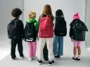 Dzieci z plecakami. Ważne, by plecak ucznia nie przekraczał 10-15% masy ciała.