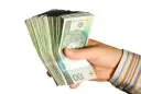 Dłoń trzyma plik banknotów 100 zł. Taka kwota z ubezpieczenia chorobowego przysługuje w wielu sytuacjach.