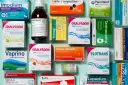Verschiedene Medikamente und Präparate gegen Durchfall, darunter Imodium, Oralpädion und Kohle-Compretten.