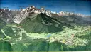 Planica, znana zmagovalnih skakalnic, je obdana z veličastnimi gorami, kot so Mangart, Jalovec in Visoka Ponca.