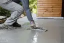 Jak się robi wylewkę samopoziomującą bez błędów - krok po kroku