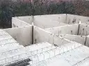 Budowa stropu filigran: betonowe elementy i zbrojenie na placu budowy.