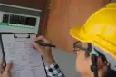 Kto wykonuje przegląd techniczny budynku i jakie ma uprawnienia?