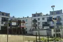 Nowe bloki, ogrodzenie i tabliczki "teren prywatny". Czy to już patodeweloperka?