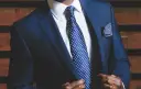 Jaki krawat do granatowego garnituru i białej koszuli na wesele, aby wyglądać elegancko?