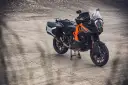 Pomarańczowo-czarny motocykl KTM 1290 Super Adventure z kuframi, gotowy na każdą wyprawę.