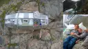 Przezroczysta kapsuła noclegowa przyczepiona do skalnej ściany, z widokiem na dolinę.