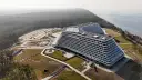 Nowoczesny hotel Gołębiewski w Pobierowie, zlokalizowany przy lesie i morzu, z widokiem na plażę.