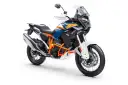 Pomarańczowo-niebieski motocykl KTM 1290 Super Adventure R gotowy na każdą wyprawę.