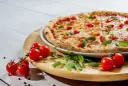 Pyszna pizza z pomidorkami i szałwią. Idealne jakie zioła do pizzy, by nadać jej śródziemnomorski smak.