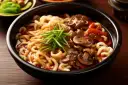 Jak gotować makaron udon: gęsty bulion, grzyby, mięso wołowe i szczypiorek. Pyszne danie.