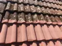 Skuteczne sposoby na to, czym umyć dachówkę ceramiczną bez uszkodzeń