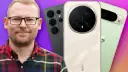 Mann mit Brille und kariertem Hemd vor drei Smartphone-Kameras.