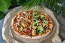 Pizza 40 cm na ile osób? Ta dwukolorowa pizza z kurczakiem, salami, warzywami i brokułami z pewnością zadowoli każdego.