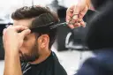 Odmładzające fryzury męskie: Jak odjąć sobie lat cięciem?