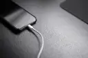 Telefon widzi ładowarkę, ale nie ładuje. Kabel podłączony, a procenty stoją w miejscu. Frustrujące!