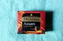 Pudełko herbaty Twinings Assam, idealne, co przywieźć z Anglii do Polski. Mocna i słodowa.