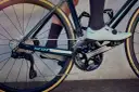 Rower Scott z napędem Shimano 105. Widoczna korba, przerzutka tylna i kasetka.