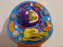 Kolorowy komórka zwierzęca model z plasteliny. Widać jądro (1, 2), mitochondria (3, 5, 9), rybosomy, siateczkę śródplazmatyczną (6) i inne organella.