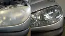 Porównanie: zmatowiony reflektor samochodu obok odnowionego, lśniącego reflektora.