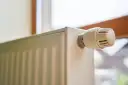 Jakie ogrzewanie w domu modułowym wybrać, aby zaoszczędzić?