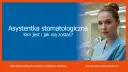 Młoda asystentka stomatologiczna w niebieskim uniformie, z włosami upiętymi w kok. Na niebieskim tle napis "Asystentka stomatologiczna. Kim jest i jak nią zostać?".