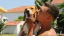Un joven da un tierno beso a su perro beagle. ¡A los perros les gustan los besos!