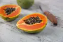 Papayas cortadas listas para servir. ¿Sabías que los perros pueden comer papaya?