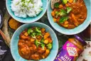 Dwa talerze z sosem Tikka Masala, ryżem, brokułami i dynią, obok słoik sosu.