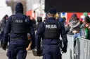 Dwóch policjantów w kamizelkach taktycznych pilnuje porządku. Chcesz wiedzieć, co trzeba zrobić, żeby zostać policjantem?