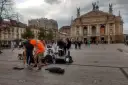 Na placu przed Operą Lwowską zespół przygotowuje się do występu. Czy jest bezpiecznie we Lwowie? Tak, życie toczy się normalnie.