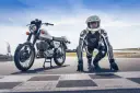Motocykl MZ ETZ 250 i zawodnik w kombinezonie i kasku na starcie wyścigu. Gotowi do startu!