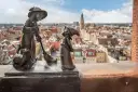 Dwa krasnale i kot na tle Wrocławia. Zastanawiasz się, ile jest krasnali we Wrocławiu?