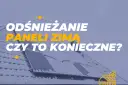 Jak odśnieżyć panele fotowoltaiczne zimą? Czy to konieczne? Na dachu widać pokryte śniegiem panele.