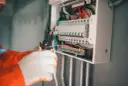 Jak wyciągnąć bezpiecznik bez ryzyka uszkodzenia instalacji elektrycznej