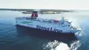 Prom Stena Line płynący po błękitnym morzu, z zielonymi elementami na burcie i dymem z komina.