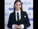 Iza Krzan w czarnym garniturze, z krawatem i białą koszulą. Zastanawiasz się, ile zarabia Iza Krzan w Kole Fortuny?