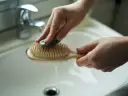 Jak wyczyścić szczotkę do włosów? Kompleksowy poradnik krok po kroku