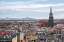 Widok na Świdnicę z górującą nad miastem wieżą katedry. W oddali widać góry. To jedne z głównych świdnica atrakcje.