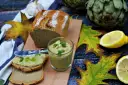 Pesto z karczocha idealne na jesienne kanapki. Podane z chlebem, cytryną i karczochami.