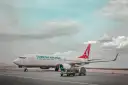 Samolot Turkish Airlines na płycie lotniska, gotowy do odprawy. Lot czarterowy wkrótce się rozpocznie.