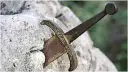 Miecz Excalibur, symbol legendy o królu Arturze, tkwi w kamieniu.