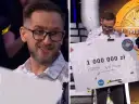 Marek Wojtun, milionerzy kto wygrał milion, trzyma gigantyczny czek na 1 000 000 zł.
