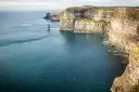Klify Moheru – spektakularne miejsce, które warto zobaczyć w Irlandii. Majestatyczne klify i ocean tworzą niezapomniany widok.