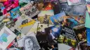 Blick auf eine Sammlung von Schallplatten-Covern mit verschiedenen Künstlern und Musikstilen.