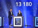 Na scenie programu "Jaka to melodia?" prowadzący i uczestniczka Anika z wynikiem 13180 punktów.