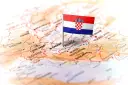 Chorwacka flaga na mapie Europy Środkowej, z zaznaczonymi krajami jak Austria, Słowenia i Chorwacja.